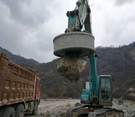 Ore screening lifting electromagnet